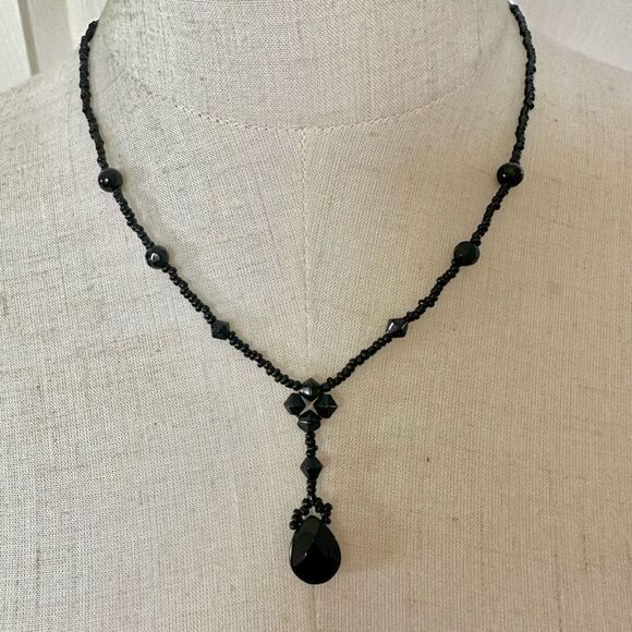 Black beaded teardrop pendant necklace - Picture 1 of 8